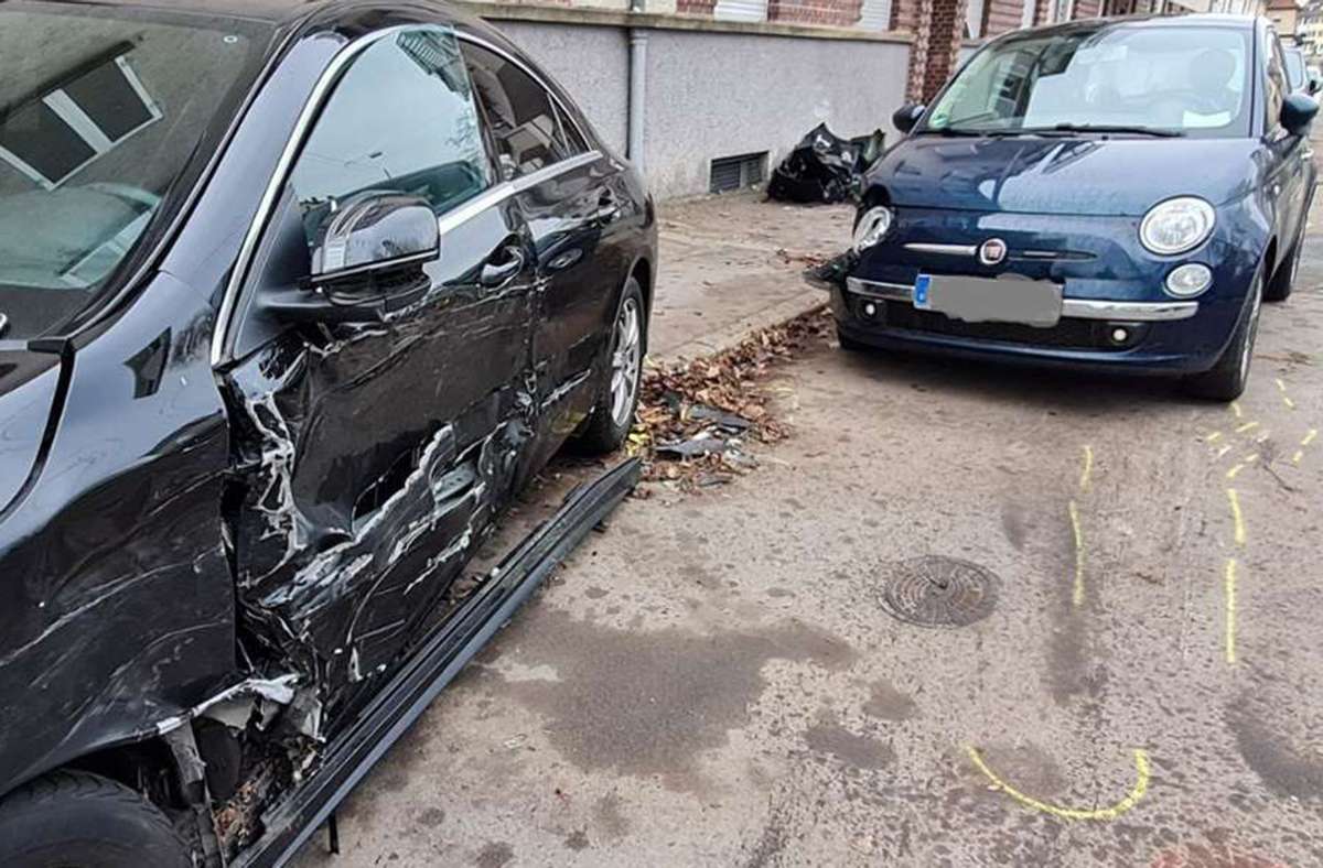 Unfall in Stuttgart-Bad Cannstatt: Fahrer beschädigt Hauswand und Autos – dann flüchtet er