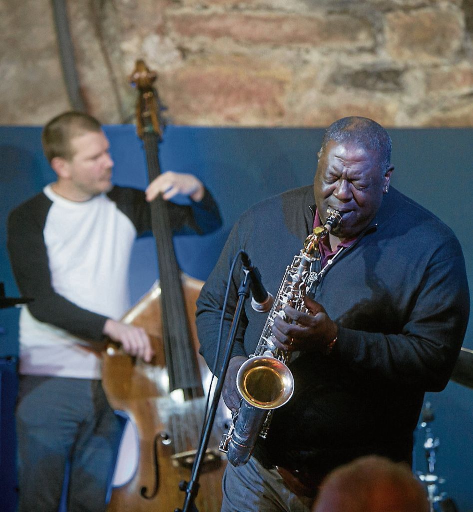 ESSLINGEN: Das Jesse Davis-Quartett überzeugt bei der Eröffnung der Konzertserie im Jazzkeller mit Teamarbeit und musikalischer Assoziation: Der Mann mit dem silbernen Horn