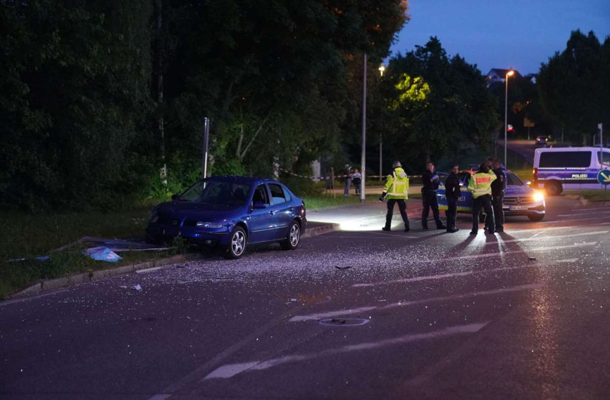 Unfall in Nürtingen: Autofahrer kracht in Bushaltestelle