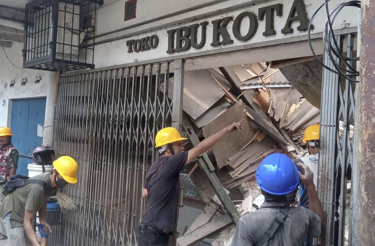 Arbeiter inspizierten ein bei dem Erdbeben beschädigtes Geschäft in Cianjur.