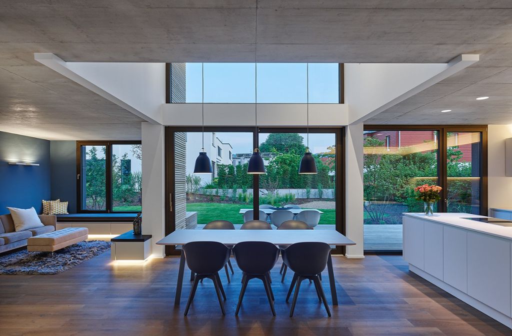 Holz trifft auf Beton und Glas in dem von dem Stuttgarter Architekten Thilo Holzer entworfenen preisgekrönten Einfamilienhaus in einem Neubauviertel in Kirchheim unter Teck.