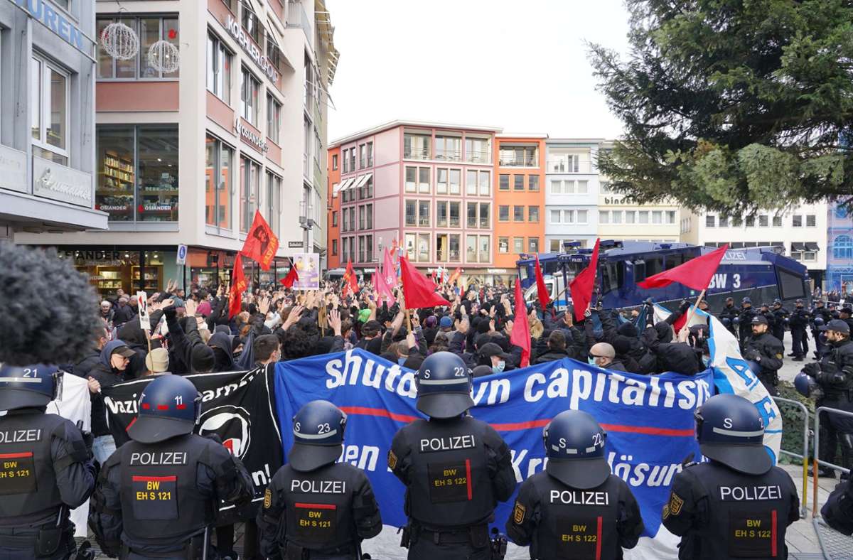 Zwischen AfD-Kundgebung und Gegendemonstranten haben sich etliche Polizeikräfte positioniert. Foto: Andreas Rosar /Fotoagentur-Stuttgart