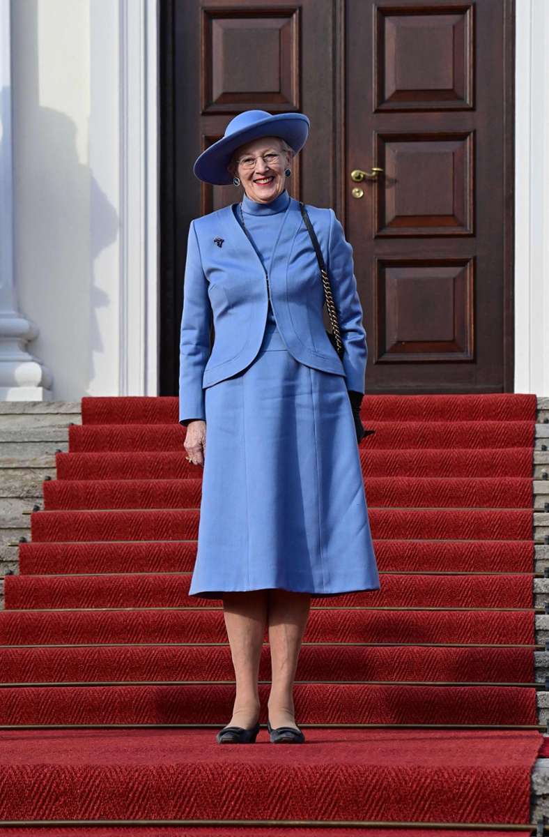 Die Monarchin trug taubenblau – passend zum blassblauen Berliner Herbsthimmel.
