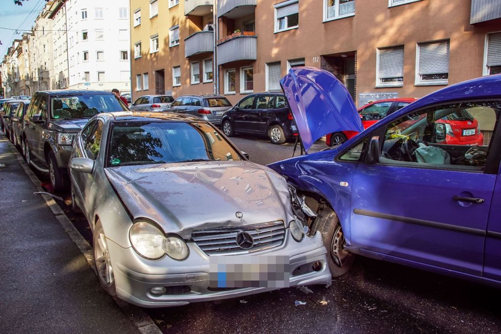6.09. In der Forststraße im Stuttgarter Westen ist ein Autofahrer auf mehrere parkende Autos gekracht.
