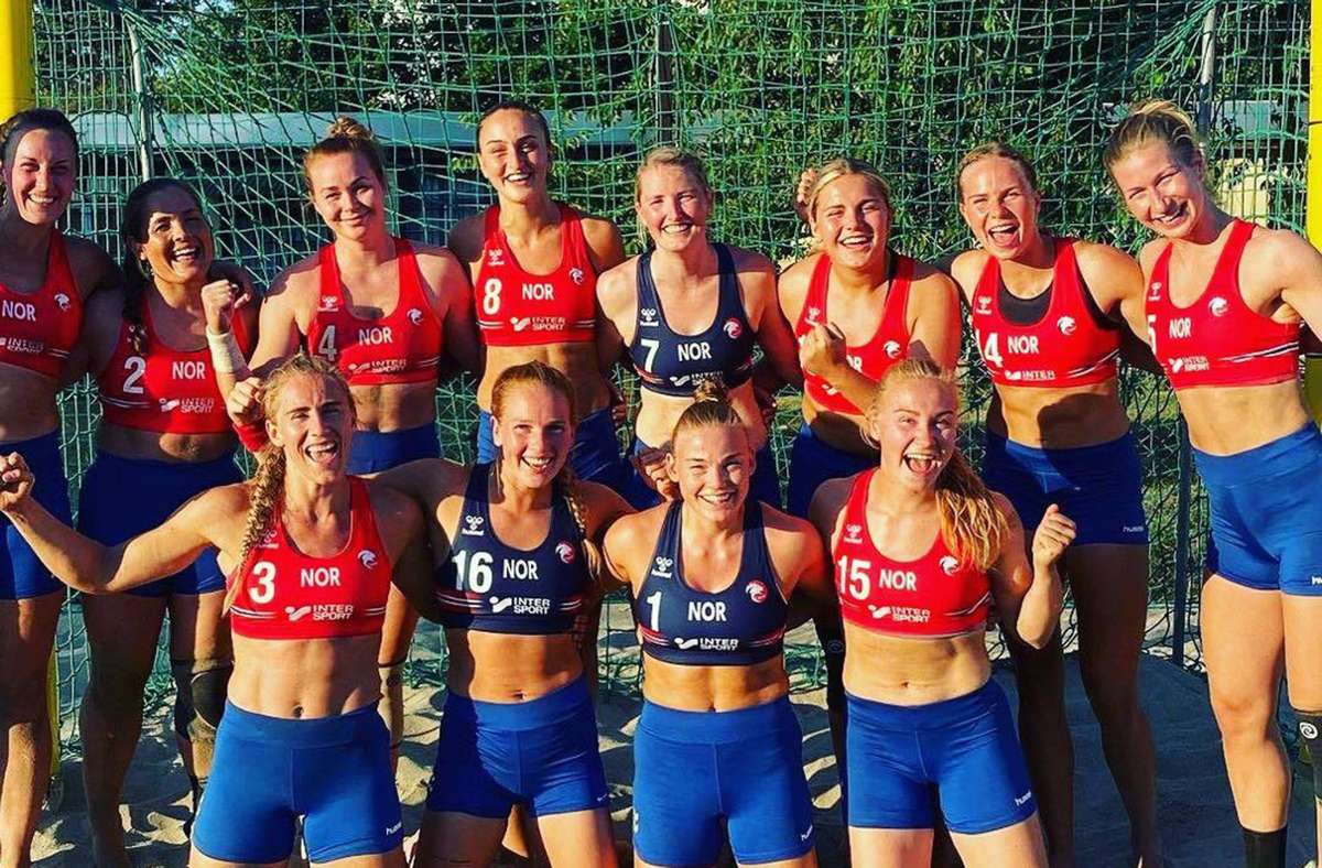 Das norwegische Beach-Handballteam in Shorts: Dafür wurde eine Strafe fällig. Foto: Norges Handballforbund/Facebook