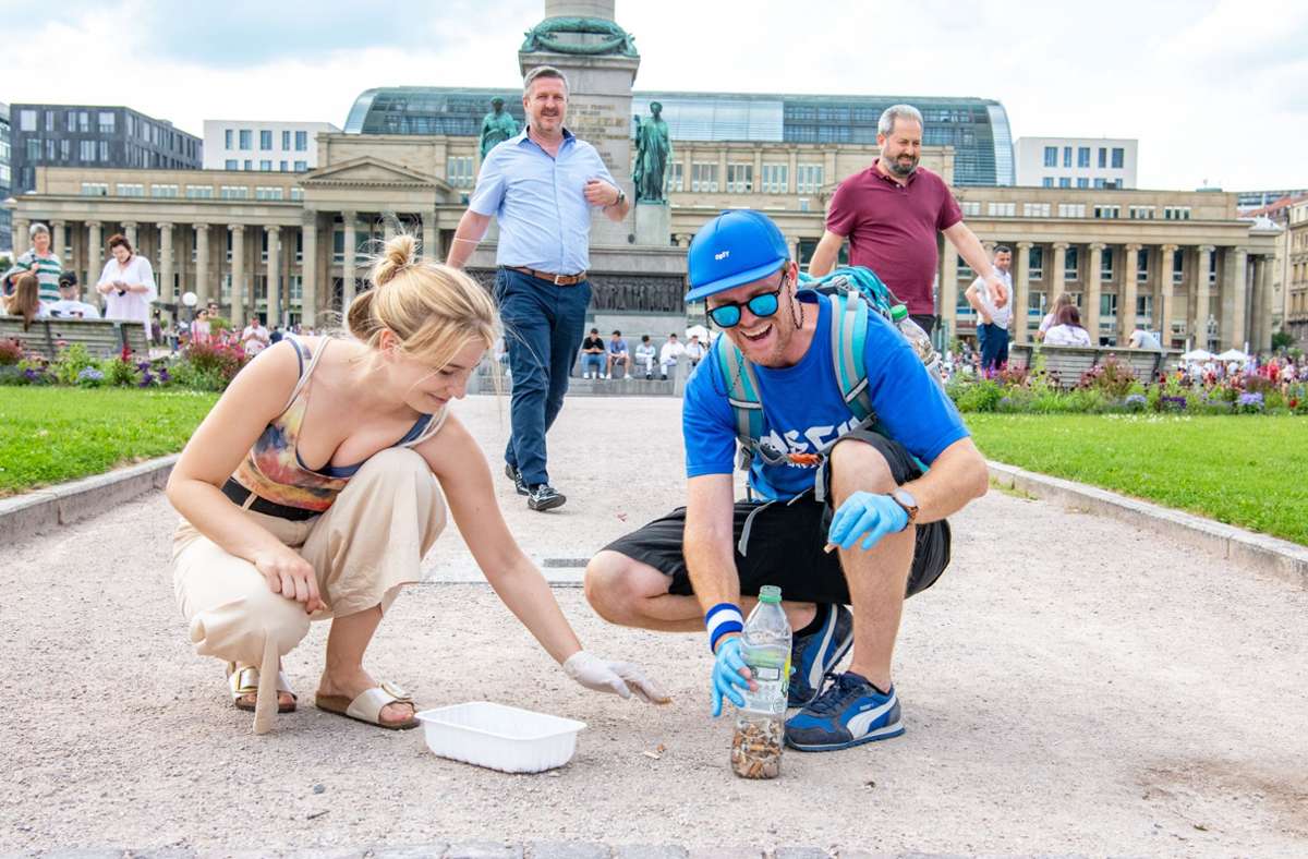 Aktion auf dem Schlossplatz: Stuttgarter sammeln Tausende Zigarettenkippen in einer Stunde