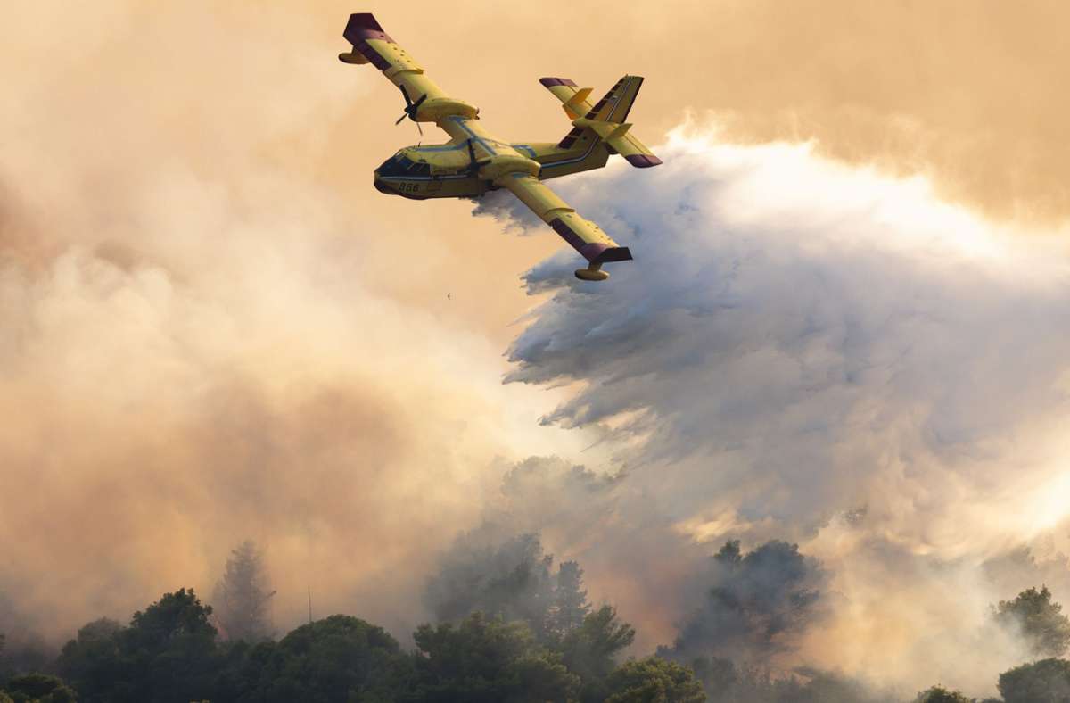 Ein Löschflugzeug lädt seine Fracht über einen Brandherd auf der Ferieninsel Čiovo ab.