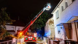 Doppelhaus in Flammen – Polizei schließt Blitzeinschlag nicht aus
