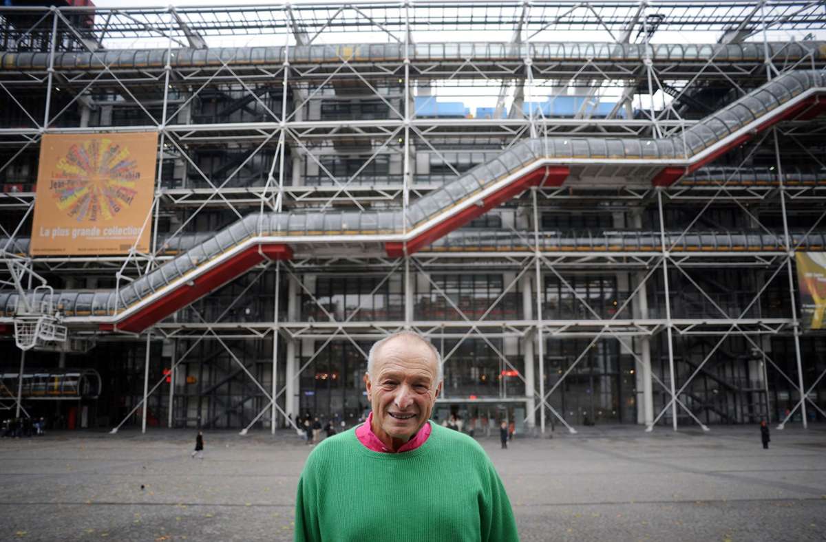 Der Architekt Richard Rogers steht vor dem Centre Pompidou, das er gemeinsam mit Renzo Piano realisierte. Rogers ist am 18. Dezember in London gestorben. Foto: AFP/Martin Bureau