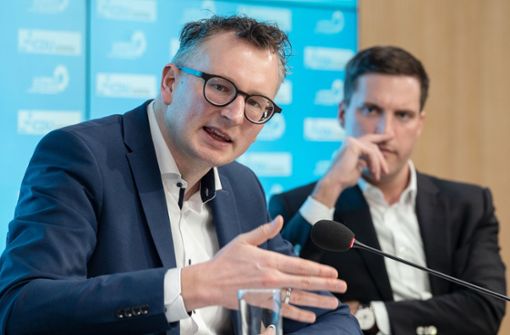 Die Fraktionschefs Andreas Schwarz (links) und Manuel Hagel hatten im ersten Jahr der neuen Regierung mit allerhand Widrigkeiten zu kämpfen. Foto: dpa/Marijan Murat