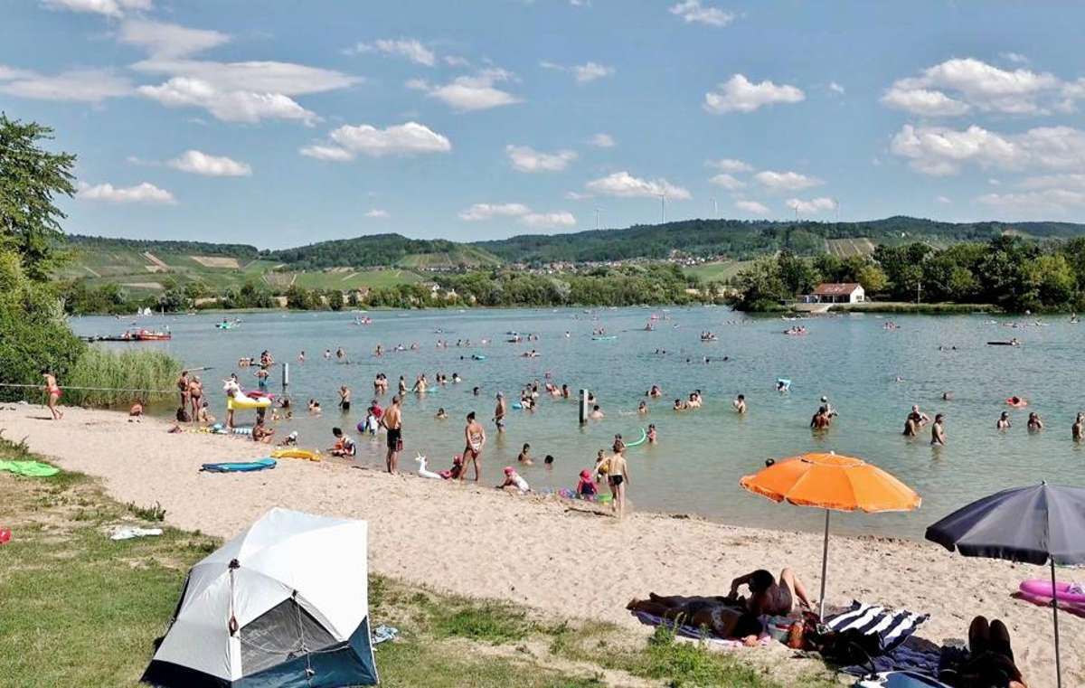 Der Breitenauer See liegt zwar bereits im Heilbronner Land, ist aber dennoch mal einen Besuch wert. Denn er gehört zu den großen Badeseen rund um Stuttgart und liegt sehr schön: eingerahmt von steilen Weinbergen und Wald. Zudem gibt es am See einen Abenteuerspielplatz und einen Kiosk.