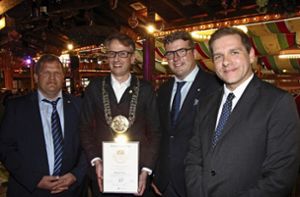 Der Wasenbürgermeister erhielt als Anerkennung die Ehrennadel in Gold des Deutschen Schaustellerbundes: Föll nicht mehr Wasenbürgermeister