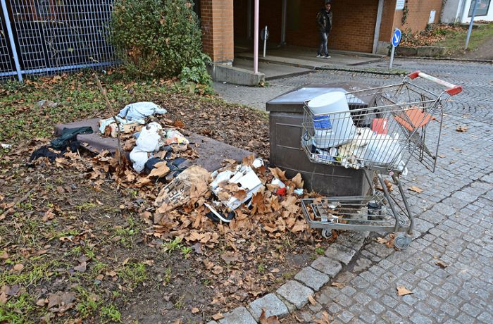 Bad Cannstatt: Müll vor dem Parkhaus Mühlgrün