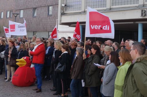 Streikende Commerzbank-Beschäftigte sind bisher ein seltenes Bild – hier im April 2019 in Stuttgart, beim Protest gegen eine Fusion ihres Hauses mit der Deutschen Bank. Foto: Verdi