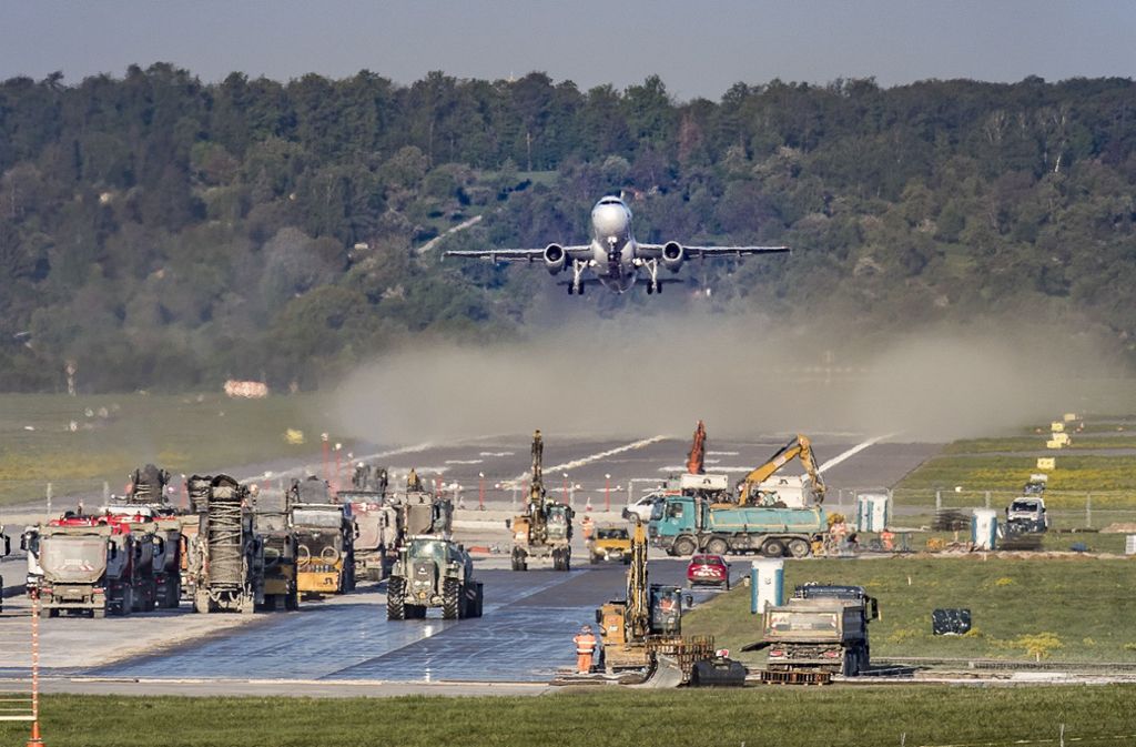 Am Donnerstagmorgen ist eine Maschine von Eurowings in Stuttgart gelandet. Der erste Flug nach der Sanierung der Landebahn.