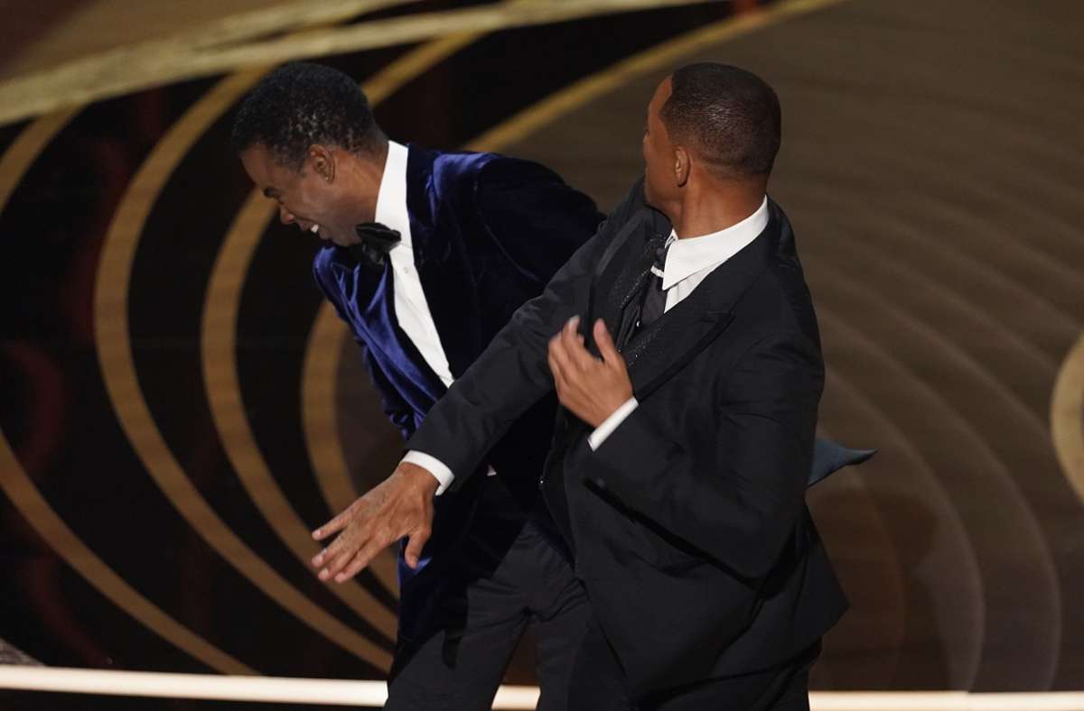 Der Moment: Will Smith (rechts) schlägt Moderator Chris Rock auf der Bühne, während er den Preis für den besten Dokumentarfilm bei den Oscars, der 94. Verleihung der Academy Awards im Dolby Theatre in Hollywood überreicht. Foto: Invision/AP/dpa/Chris Pizzello
