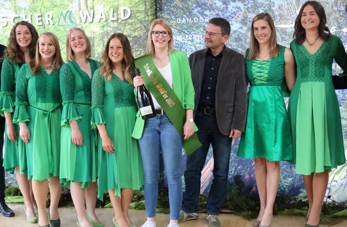 Kim Laura Rützler bei ihrer Wahl zur Schwäbischen Waldfee neben dem Großerlacher Bürgermeister Christoph Jäger