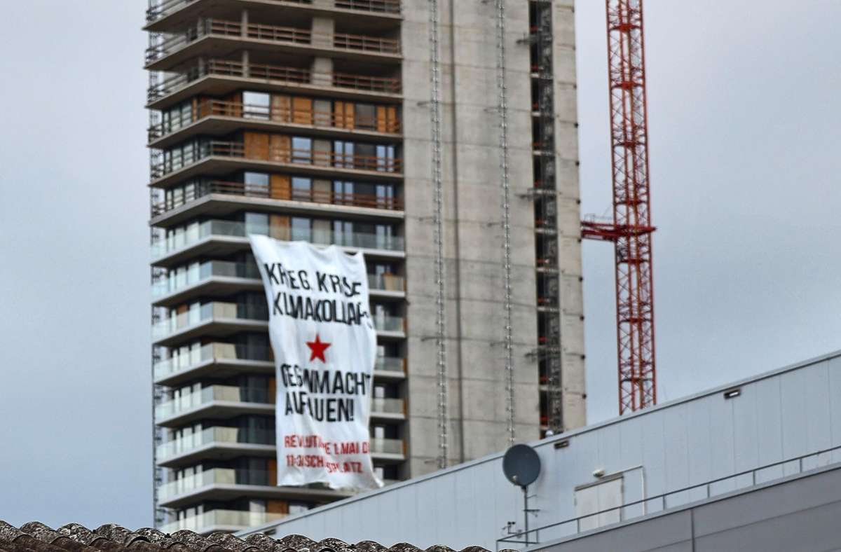 Schwabenlandtower in Fellbach: Aktivisten hissen Banner in schwindelnder Höhe