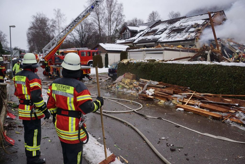 In Donzdorf, Landkreis Göppingen, ist am Sonntagmorgen ein Reihenhaus explodiert.