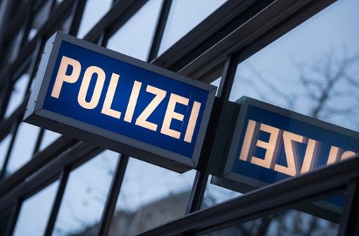 Gegen Polizisten in Hessen richten sich derzeit Ermittlungen rund um rechtsextreme Chats. (Symbolbild) Foto: dpa/Boris Roessler