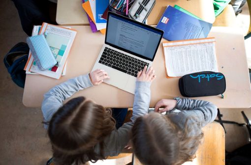 Selbst wenn 300 000 Schüler im Land  bald mit Laptops ausgerüstet werden sollen: Das Lernen  im Netz droht wegen mieser Netzanbindung zäh zu bleiben. Foto: dpa/Daniel Reinhardt
