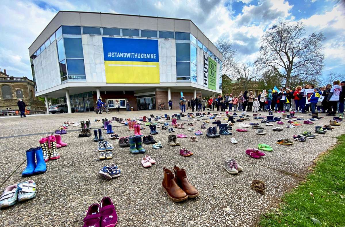 Demonstration in Stuttgart: Kinderschuhe erinnern an getötete Kinder  in der  Ukraine