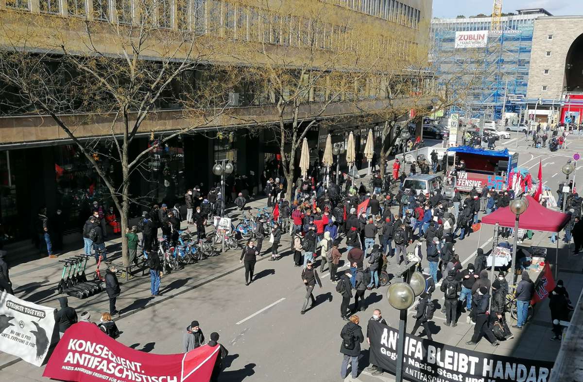 Die Demonstration hat mit einer Kundgebung in der Lautenschlagerstraße begonnen.