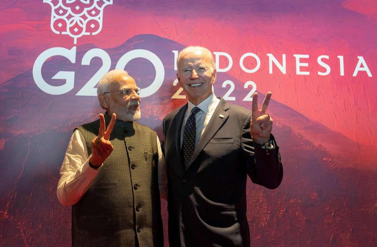 Narendra Modi (links), Premierminister von Indien, und Joe Biden (rechts), Präsident der Vereinigten Staaten von Amerika, zeigen beim G20-Gipfel  das Friedenszeichen mit den Händen.
