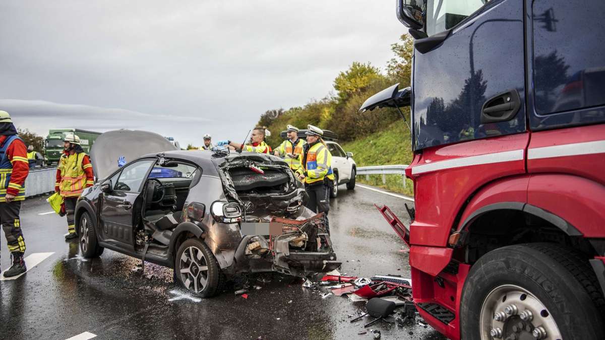 Unfall auf B464 bei Holzgerlingen: Lkw kracht in Citroen – 25-Jährige in Auto eingeklemmt