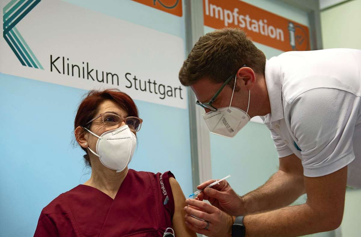 Klinikum Stuttgart: Erste Novavax-Impfung in Baden-Württemberg verabreicht