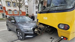 Auto kollidiert beim Abbiegen mit U13 – Fahrgast in Stadtbahn verletzt