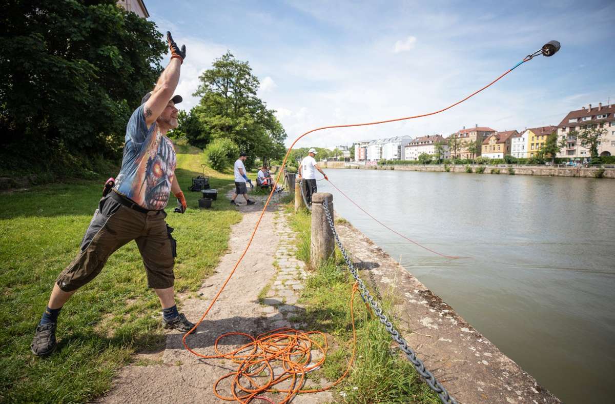 Immo Goubeau schleudert den Magneten in den Neckar.Foto:Lichtgut/Christoph Schmidt
