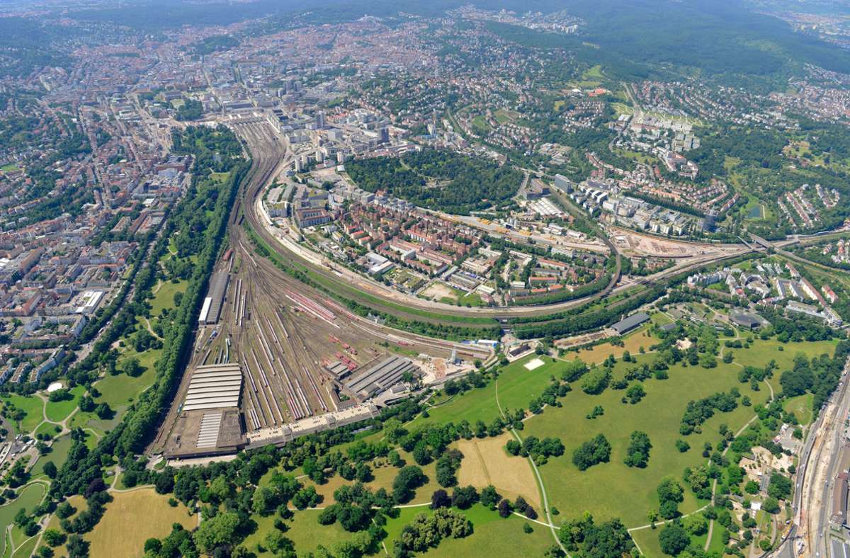 Die Gleisflächen sollen nach Inbetriebnahme von Stuttgart21 bebaut werden. Verkehrsminister Winfried Hermann hat untersuchen lassen, ob trotzdem dort noch weitere Tunnel und einer Ergänzungsstation gebaut werden können.