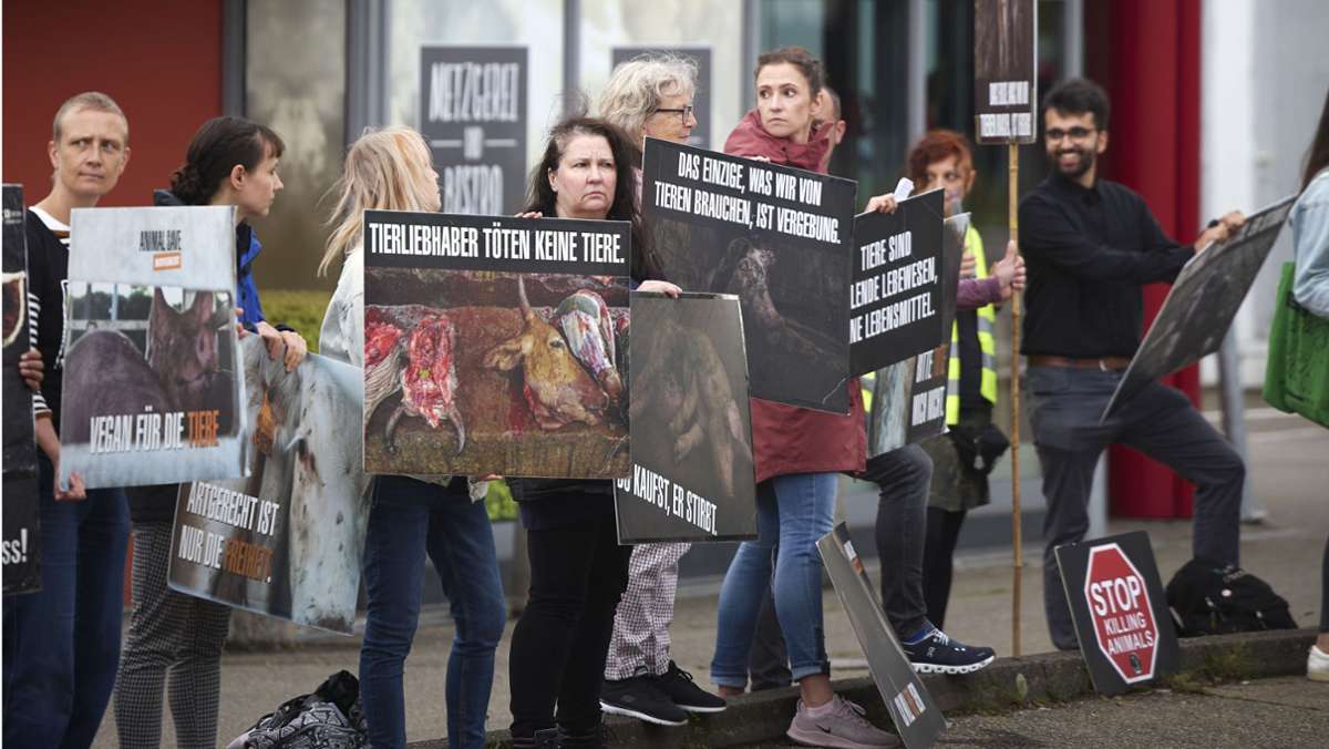 Protest in Backnang: Tierschützer mit Mahnwache vor Metzgerei