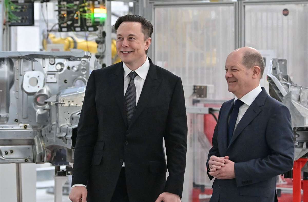 Elon Musk nahm im Beisein von Kanzler Olaf Scholz die Produktion der ersten Tesla in Grünheide ab. Foto: AFP/PATRICK PLEUL
