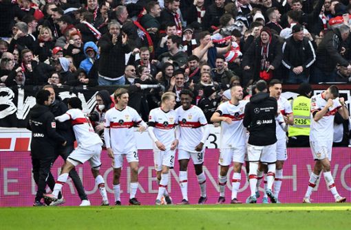Der VfB jubelt ausgiebig über das 3:2. Foto: IMAGO/Michael Weber/IMAGO