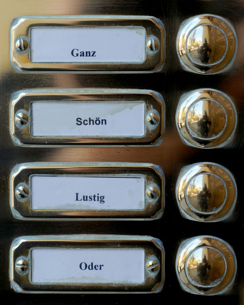 Mehrere hundert Baden-Württemberger lassen jedes Jahr ihren Nachnamen ändern - nicht nur die, die heiraten oder adoptiert werden. Es gibt die Möglichkeit einer behördlichen Namensänderung aus persönlichen Gründen. Aber die Hürden sind hoch.: Wenn der Name zur Last wird - Zahl der Änderungen konstant