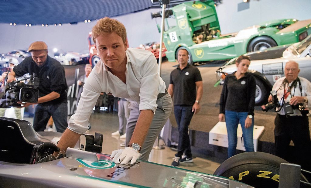 Der ehemalige Formel-1-Rennfahrer Nico Rosberg hat sein Siegerauto ins Mercedes-Benz-Museum gebracht: Im Schritttempo ins Ziel