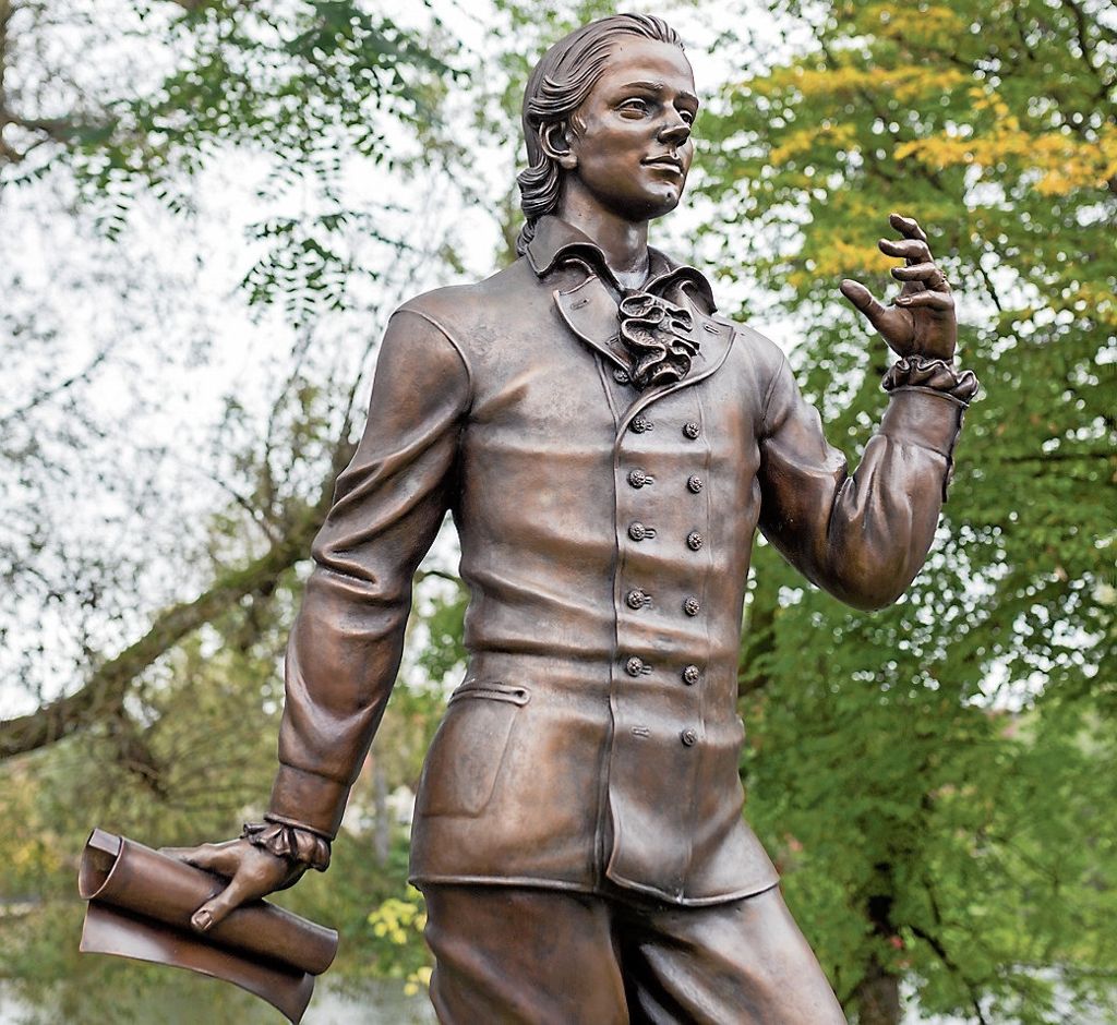 In Nürtingen ist gestern eine Bronzestatue des jungen Friedrich Hölderlin feierlich enthüllt worden: Der weltberühmte Dichter kehrt zurück