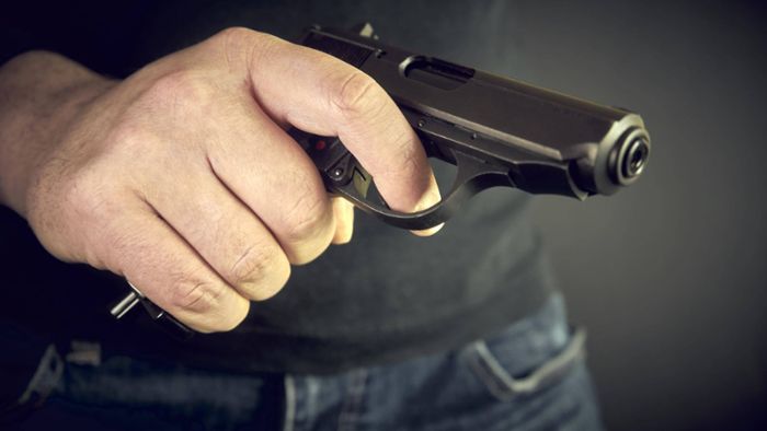Mann  bedroht Mitarbeiterin bei Überfall mit Waffe
