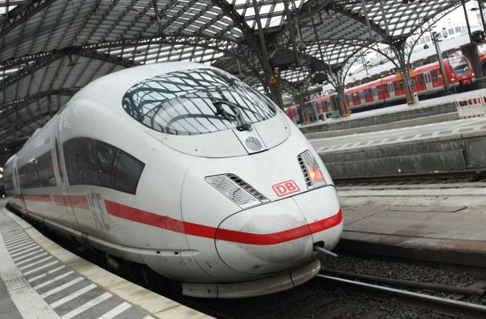 Hauptbahnhof Stuttgart: Reisende schläft in ICE ein und wird bestohlen