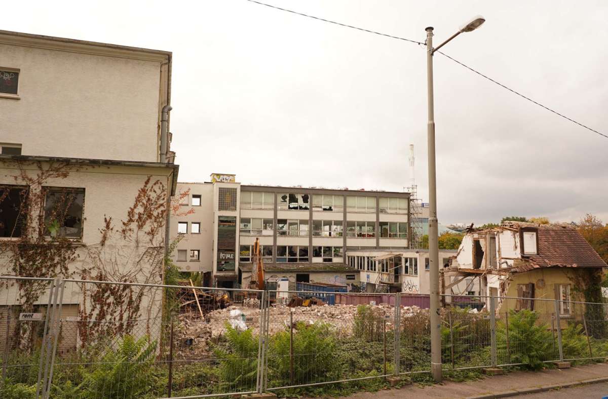 Der Abriss der Bettfederfabrik in der Cannstatter Hofener Straße ist in vollem Gange.