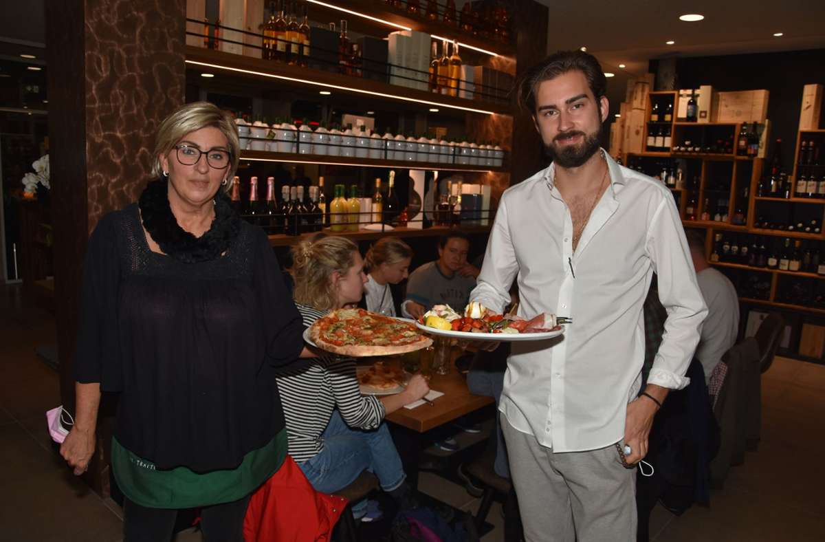 Sandra Menegaldo und ihr Sohn Marco verwöhnen die Gäste in der Trattoria und Bar „Santini“ auf dem Autohof-Areal mit mediterranen Köstlichkeiten. Foto: Mathias Kuhn