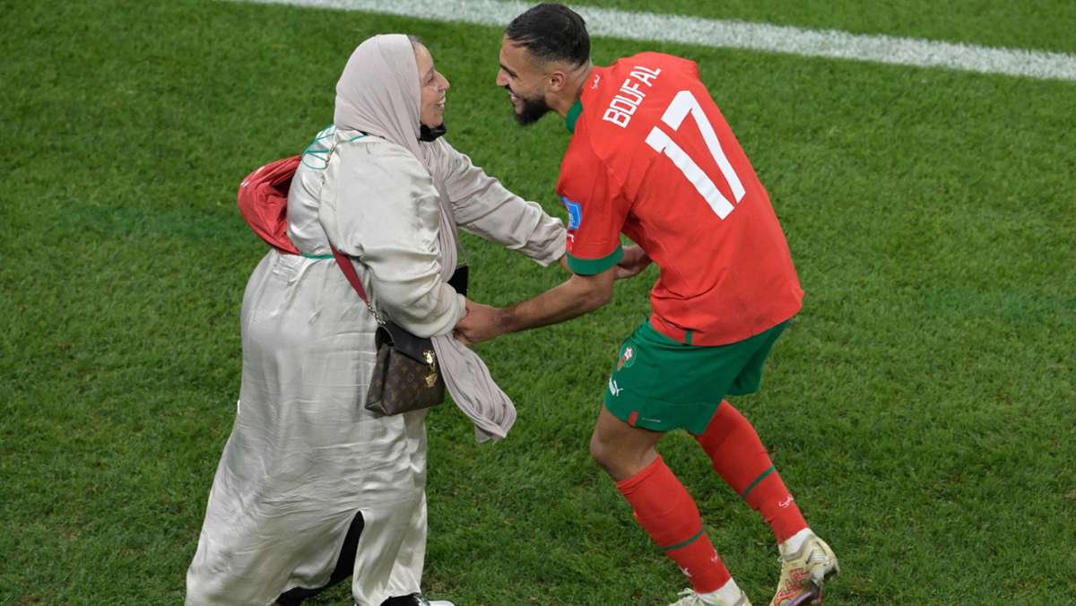 WM 2022 in Katar: Tanz von Marokko-Spieler mit seiner Mutter geht viral