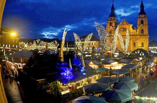 Der Ludwigsburger Weihnachtsmarkt beginnt am 22. November und hat  täglich von 11 bis 21 Uhr geöffnet. Zwei Tage vor Heiligabend ist der Budenzauber wieder vorbei. Foto: Kuhnle