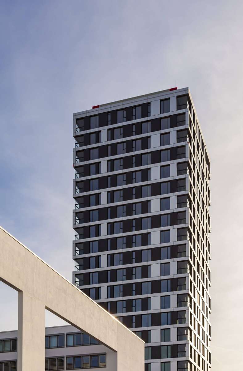 Bald wird das Skyline Living am Pragsattel vom Porsche Design Tower überragt werden – aber noch hat das 75 Meter hohe Wohn- und Bürogebäude, das 2017 fertiggestellt wurde, Vorsprung.