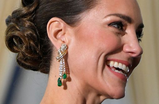 Die Ohrringe, die Herzogin Kate beim Empfang in Kingston trug, gehören zum „Emerald Tassel Parure“-Set. Foto: dpa/Toby Melville