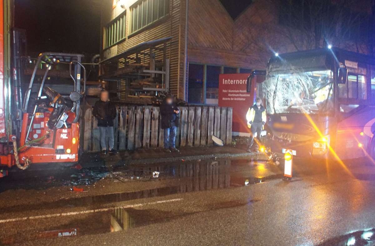Unfall in Mühlacker: Bus prallt auf Sattelzug