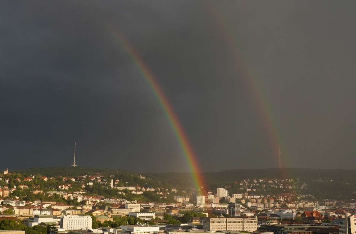 Doppelter Regenbogen über Stuttgart: Seltenes Naturschauspiel strahlt über der Stadt