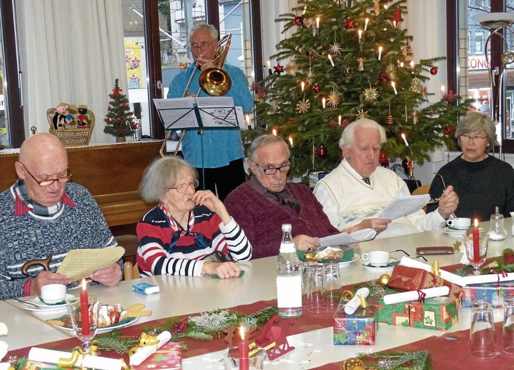 HEDELFINGEN: Weihnachtsfeier der AWO in den Oberen Neckarvororten: Gemeinsam ist man weniger einsam